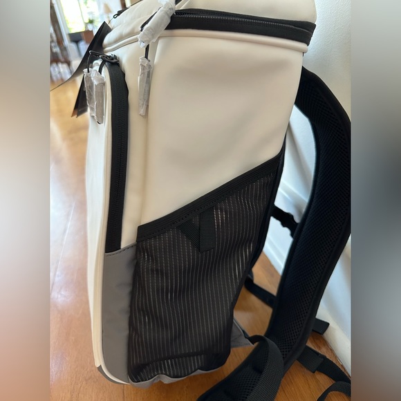 Stormtech insulated Oregon 24 cooler backpack - Picture 6 of 6